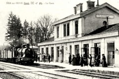 BAR-sur-SEINE-Aube-Vue-interieure-de-la-gare-arrive-un-train